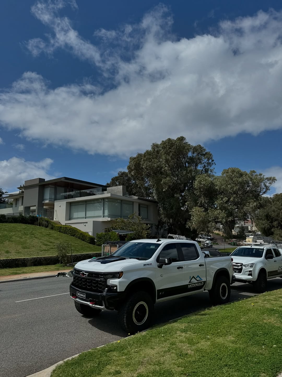 A mix of ongoing and completed COLORBOND® steel projects across Perth for leading custom-home builders